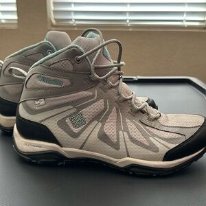 Women’s Columbia waterproof hiking shoe